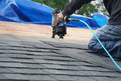 Dakdekker van Daktrots zet bitumen shingles vast met een tacker