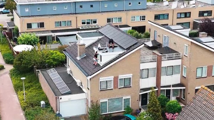 Woonwijk met pannendaken en dakkapellen vanuit de lucht