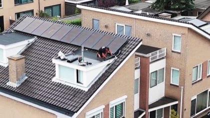 Pannendak met dakkapel en zonnepanelen bij rijwoningen