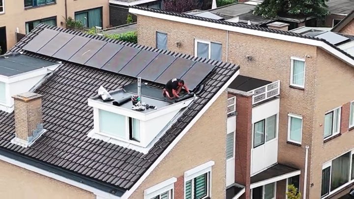 Pannendak met dakkapel en zonnepanelen bij rijwoningen