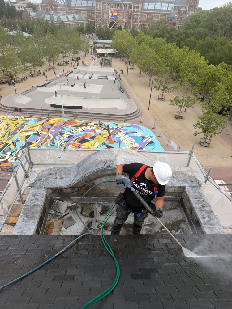 Daktrots-monteur op het dak aan het Museumplein