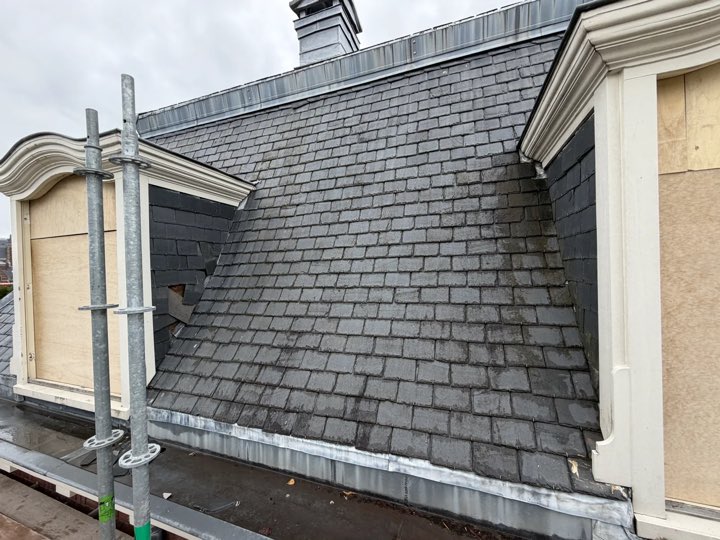 Leien mansardedak vóór de reiniging, met mos en aanslag
