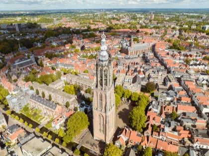 Daken van de Utrechtse binnenstad met de Domtoren