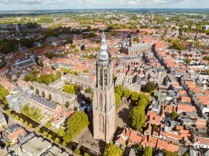 Daken van de Utrechtse binnenstad met de Domtoren