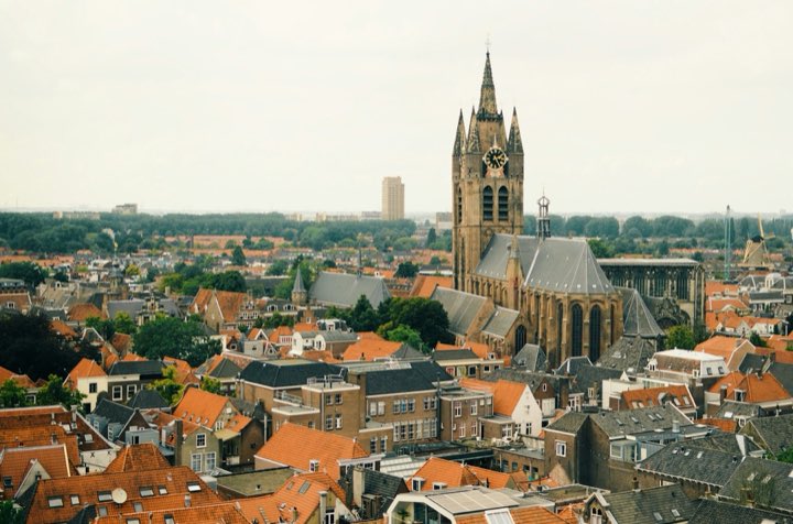 Daken van Delft vanuit de lucht, met de Nieuwe Kerk