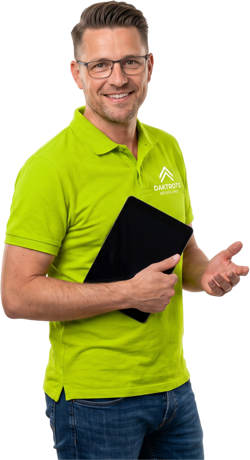 Adviseur van Daktrots met een tablet