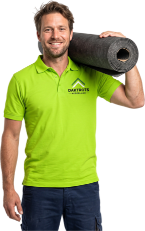 Dakdekker van Daktrots met een rol bitumen